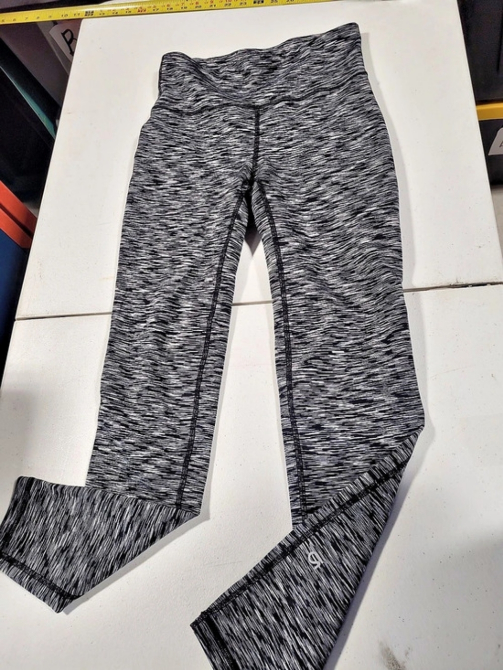 Gap BlackOut Technology Black & White Athletic Leggings Size XS Like New
